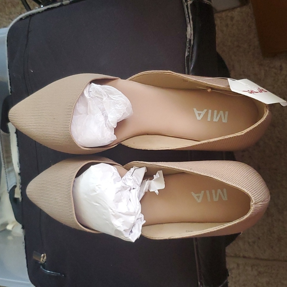 NWOT - MIA Woven flats
